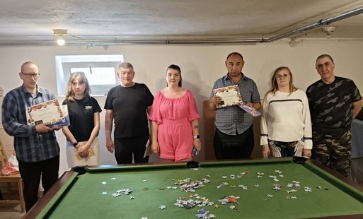 Uczestnicy ŚDS przy stole bilardowym podczas rozstrzygnięcia turnieju