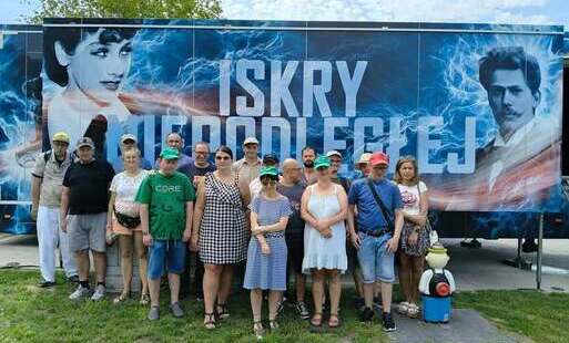 Uczestnicy ŚDS przed naczepą „Iskry Niepodległej”, w której oglądali widowisko multimedialne 