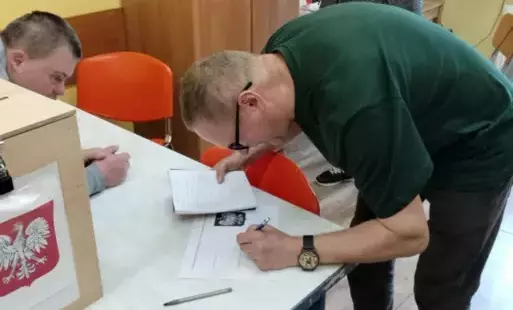 Uczestnik ŚDS oddający głos w II turze Prawyborów Prezydenckich w ŚDS