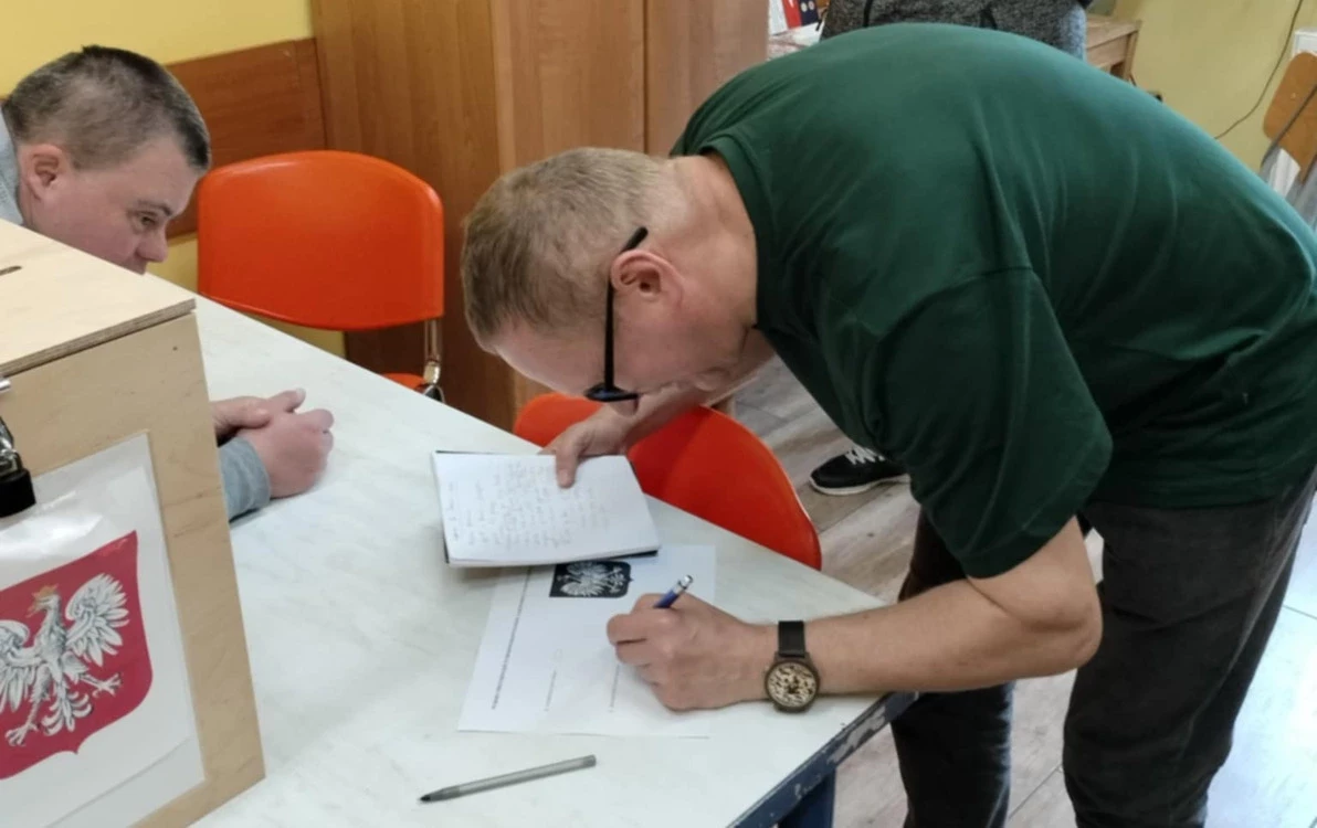 Uczestnik ŚDS oddający głos w II turze Prawyborów Prezydenckich w ŚDS
