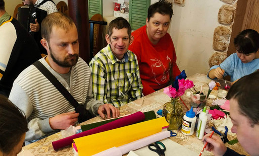 Uczestnicy ŚDS podczas warsztatów twórczych