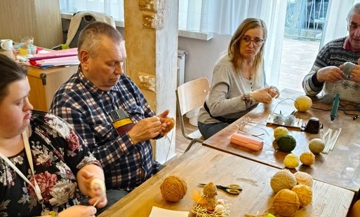 Uczestnicy ŚDS w trakcie warsztatów rękodzieła artystycznego