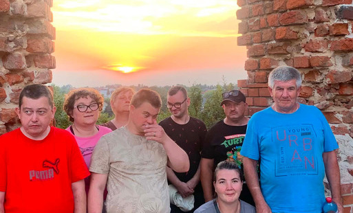 Uczestnicy ŚDS na wzgórzu zamkowym podczas "Nocowania w ŚDS-ie"